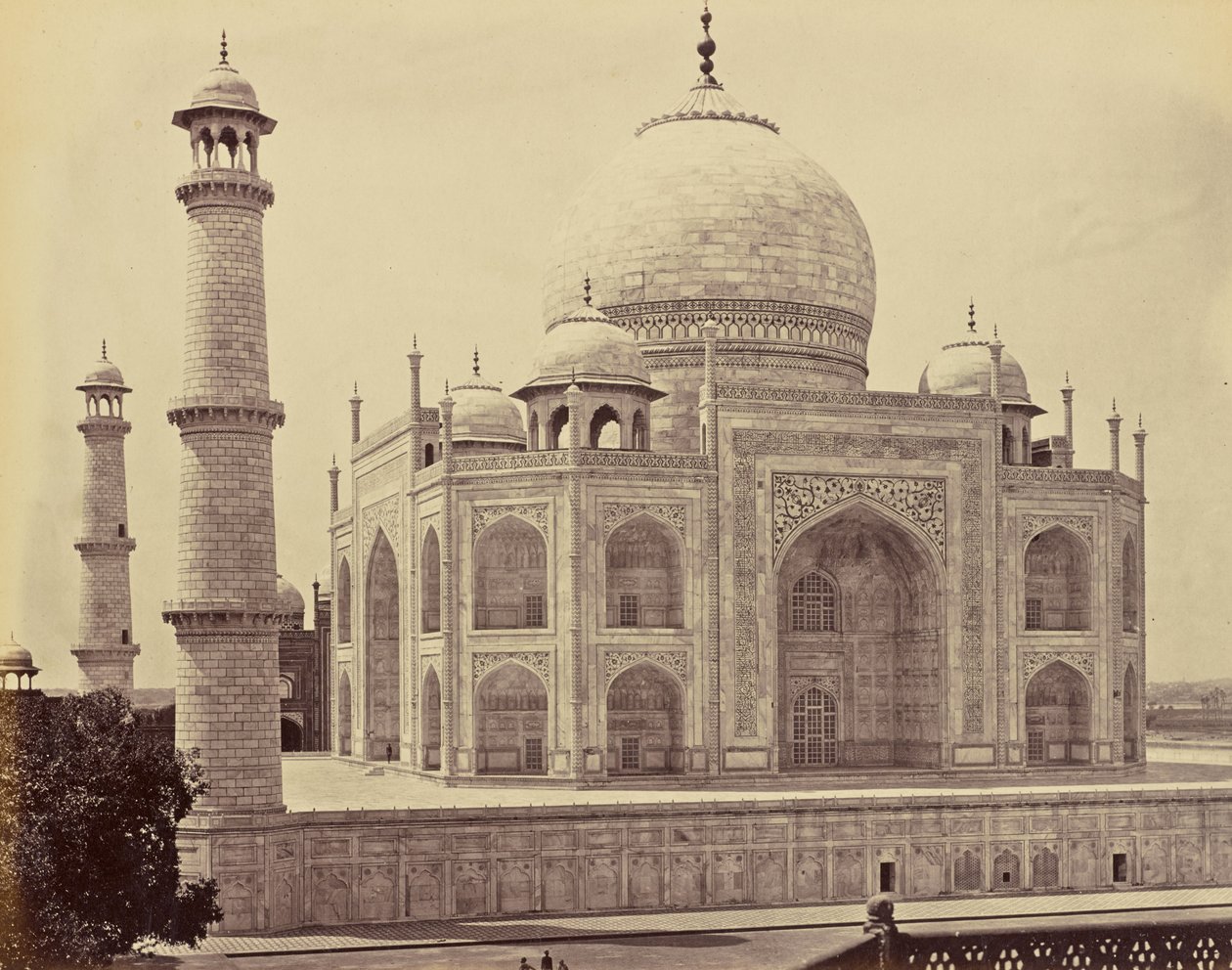 Agra; Taj, set fra hjørnet af firkanten af Samuel Bourne