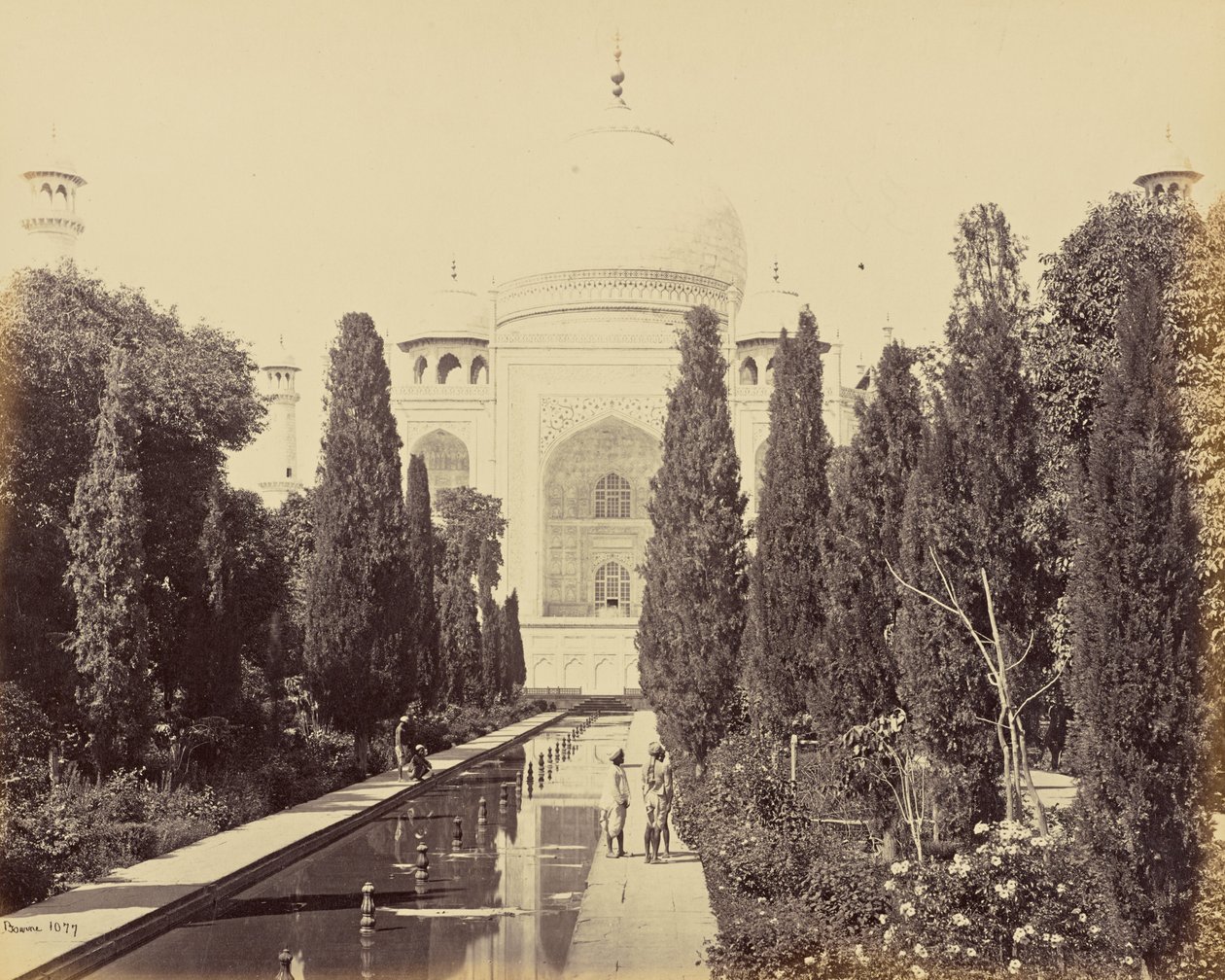 Agra; Taj, set fra springvandet af Samuel Bourne