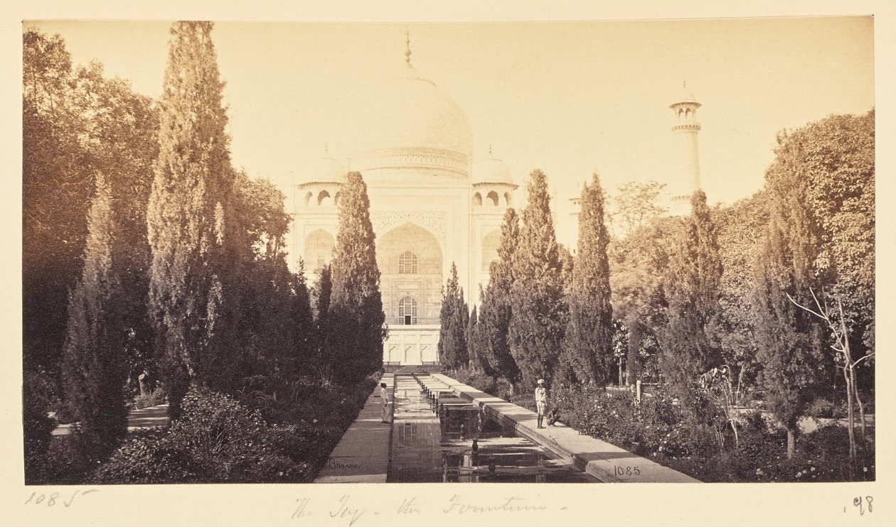 Agra; Taj set fra springvandet af Samuel Bourne