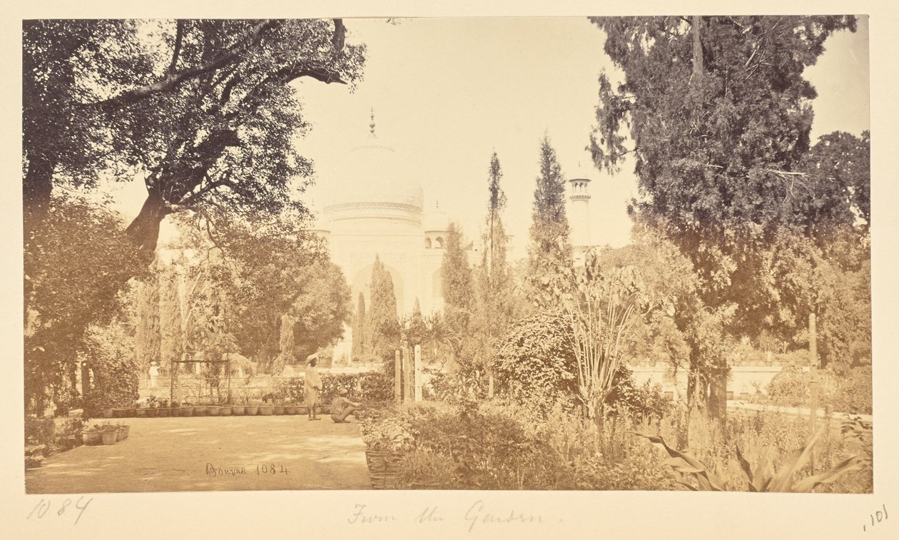 Agra; Der Taj, vom Garten aus af Samuel Bourne