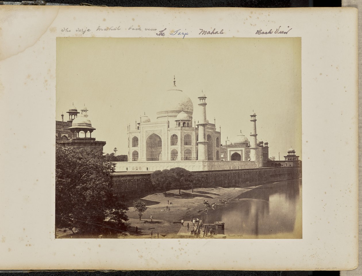Agra; Taj Mahal set fra floden af Samuel Bourne
