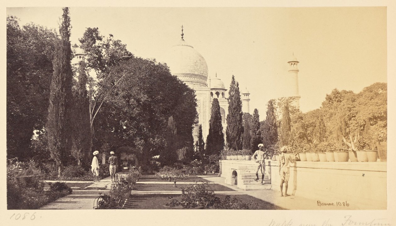 Agra; Taj set fra stien nær springvandet af Samuel Bourne