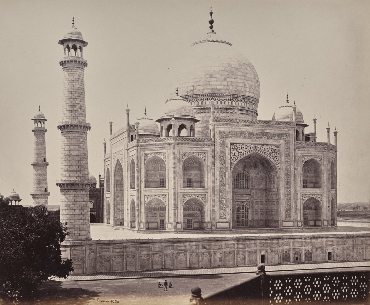 Agra. Udsigt over Taj fra et hjørne i firkanten af Samuel Bourne