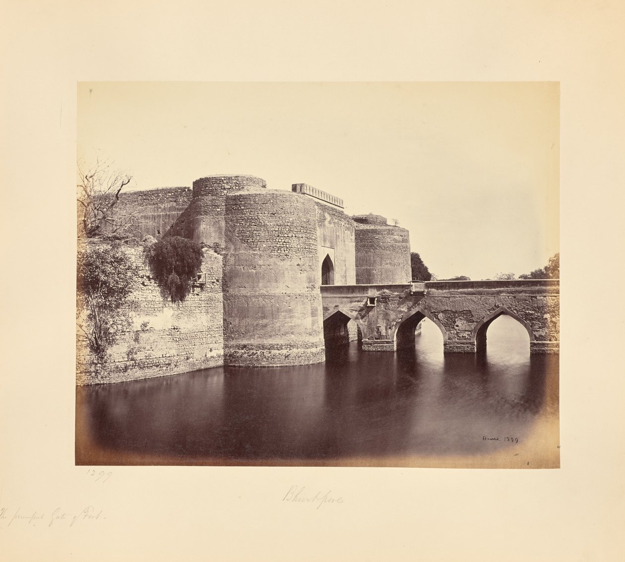 Bhurtpore; fortets hovedport af Samuel Bourne