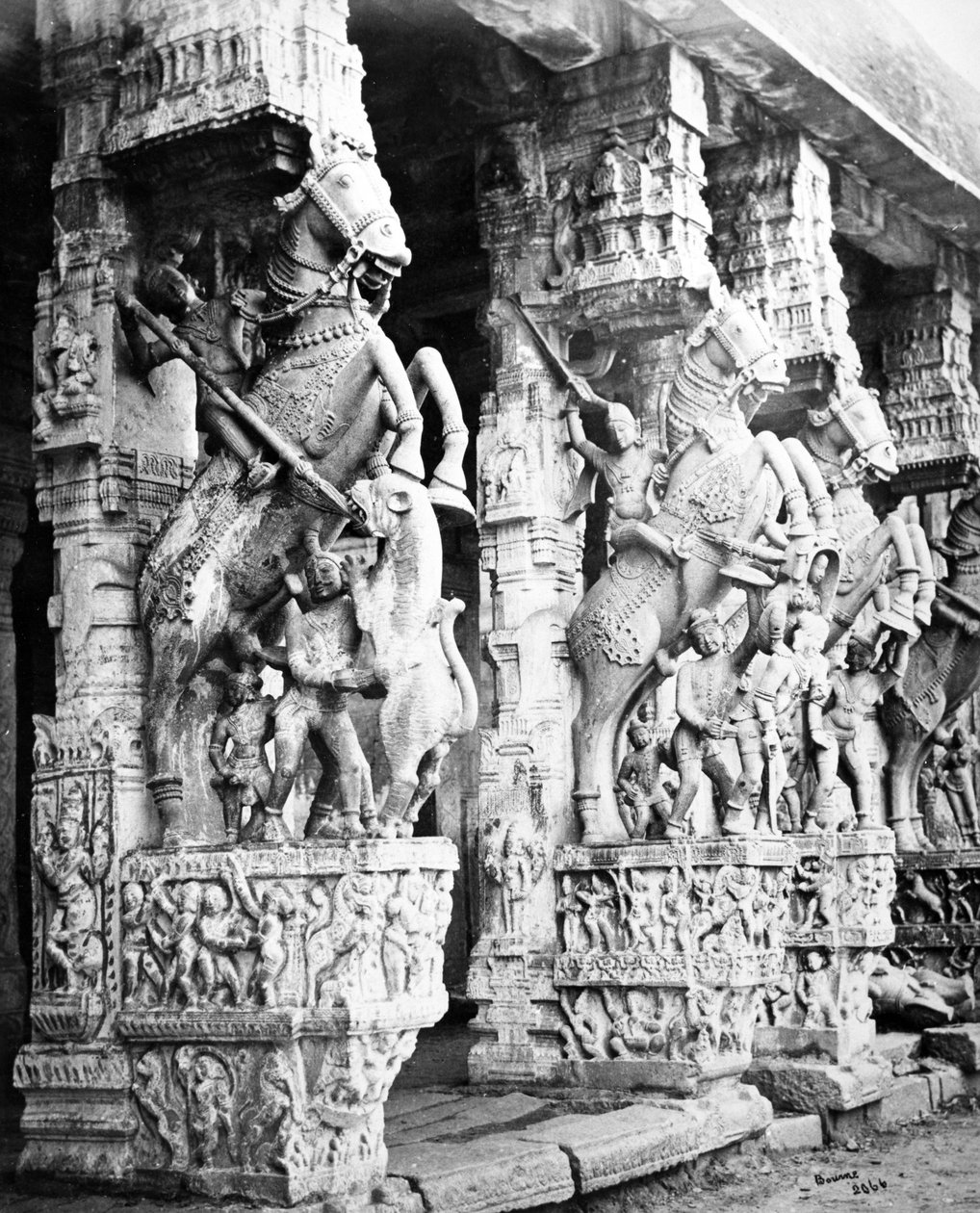 Udskårne hestesøjler i Ranganatha-templet, Srirangam, 1869 af Samuel Bourne