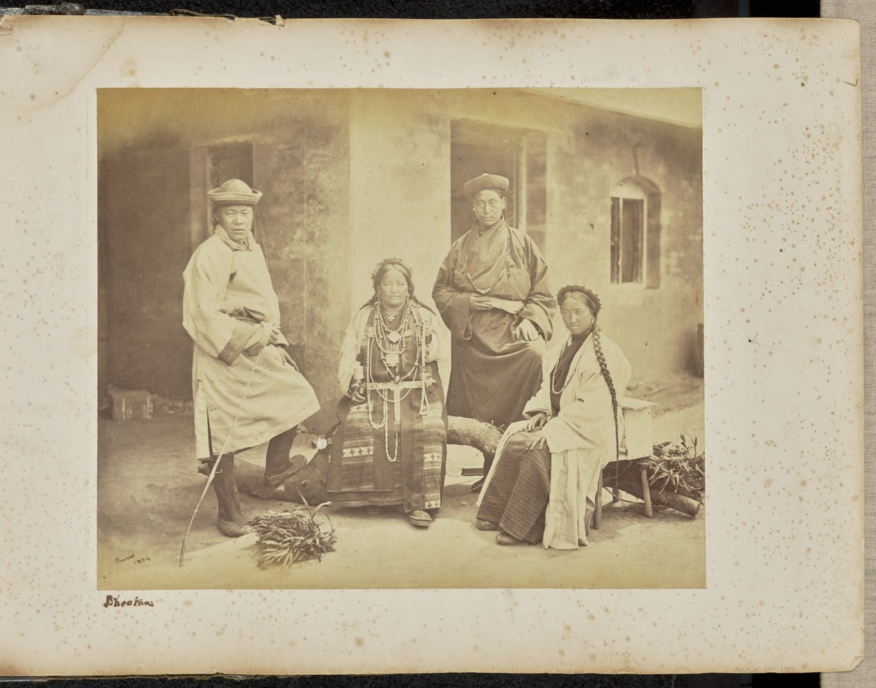 Darjeeling; gruppe af bhutiaer af Samuel Bourne