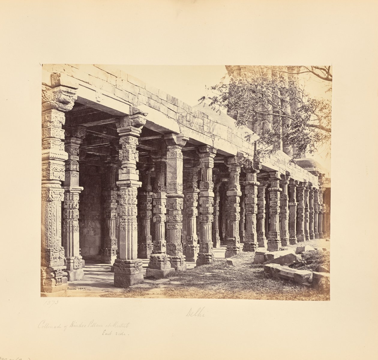 Delhi; Kolonnade af hinduistiske søjler ved Kutub Minar, østsiden af Samuel Bourne