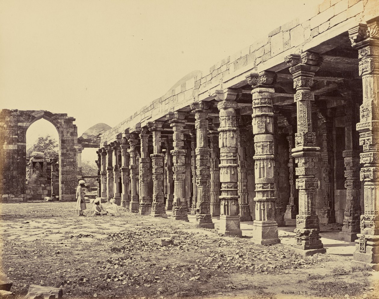 Delhi; Kolonnade af hindusøjler ved Qutb Minar, nordsiden af Samuel Bourne