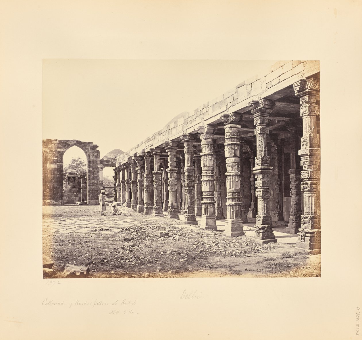 Delhi; søjlegang med hinduistiske søjler ved Qutb Minar, nordsiden af Samuel Bourne