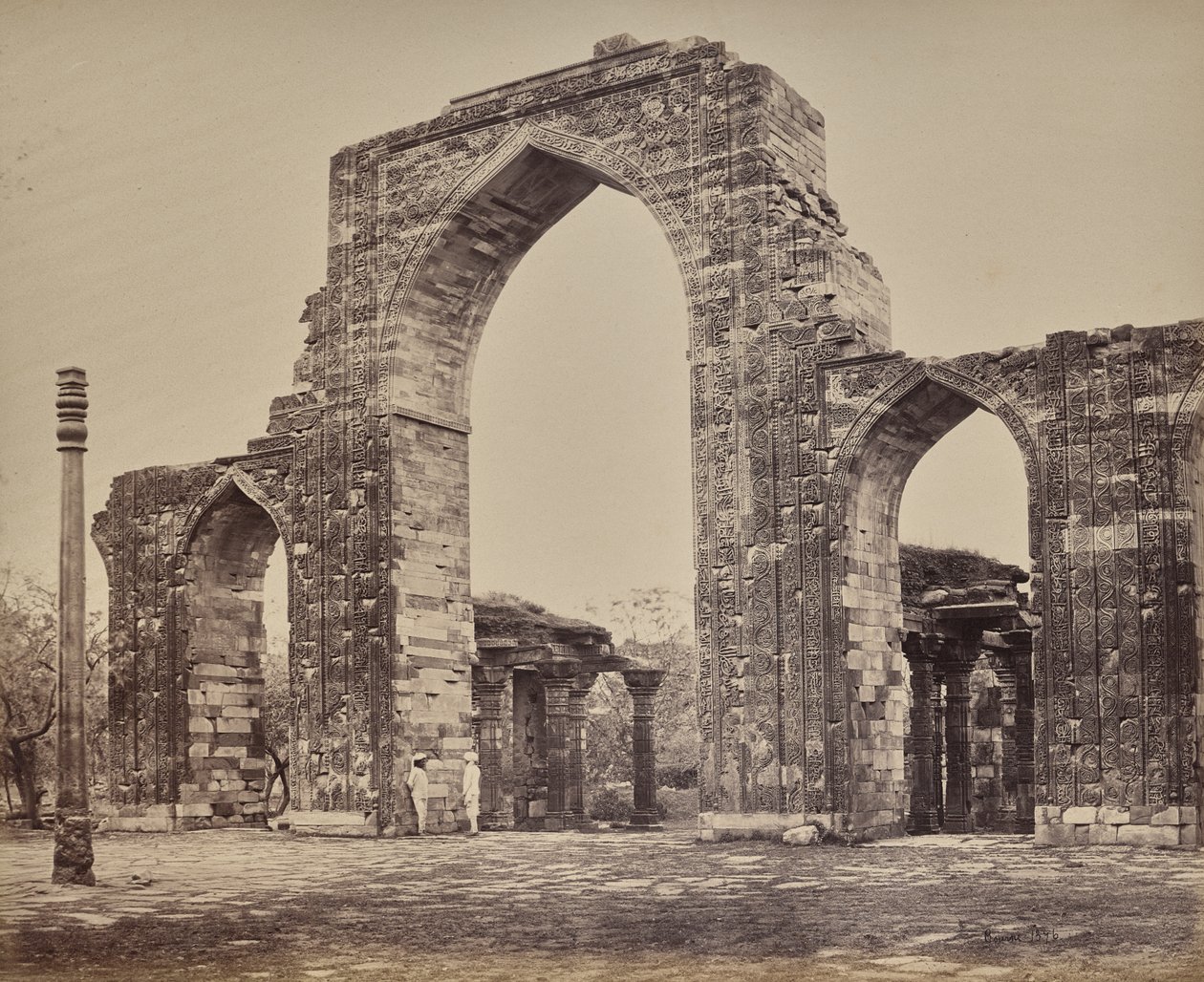 Delhi. Stor bue og jernsøjle nær Qutub Minar, ruinerne af det gamle Delhi af Samuel Bourne