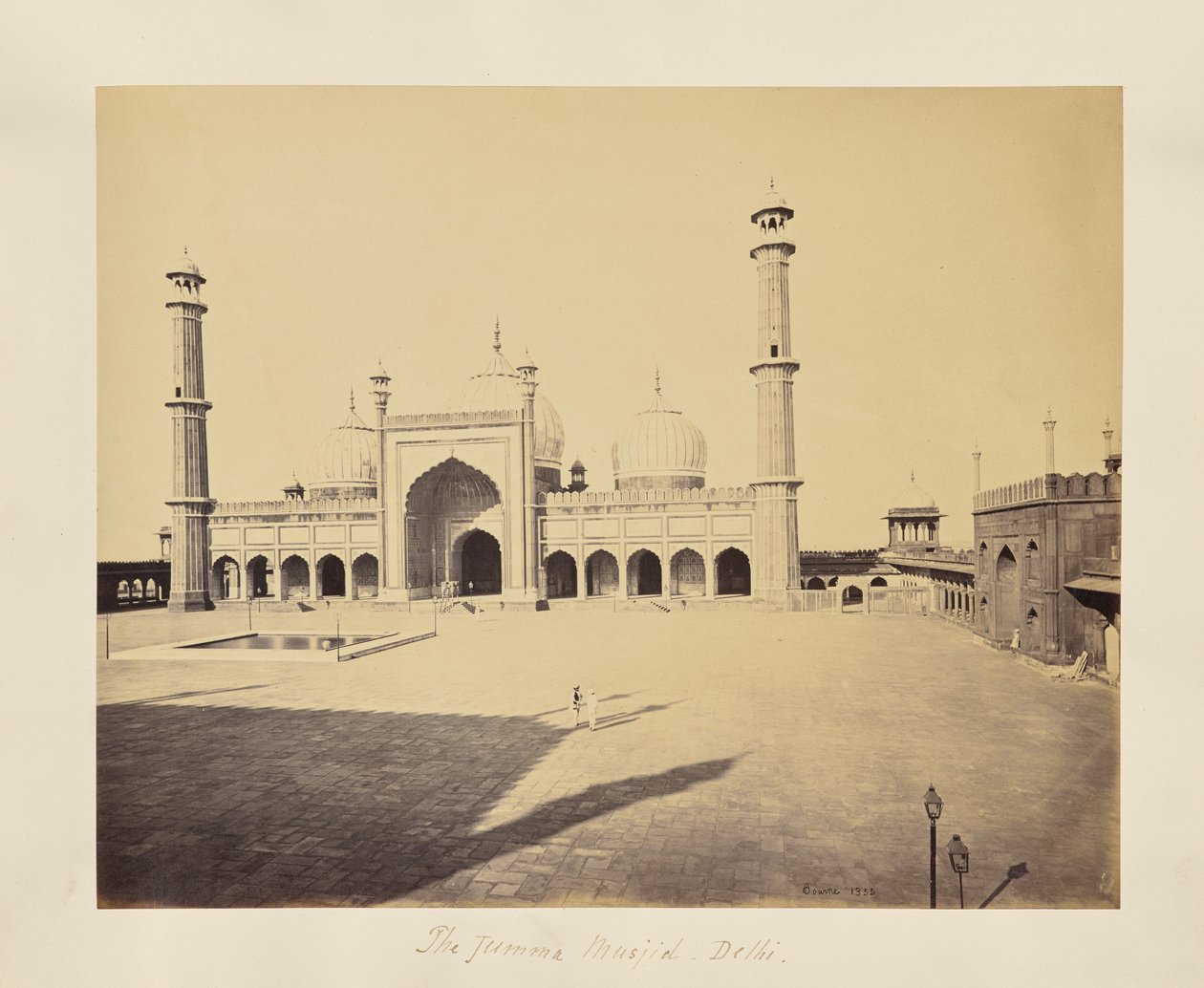 Delhi; Jumma Musjid, moskeen og den firkantede gård af Samuel Bourne