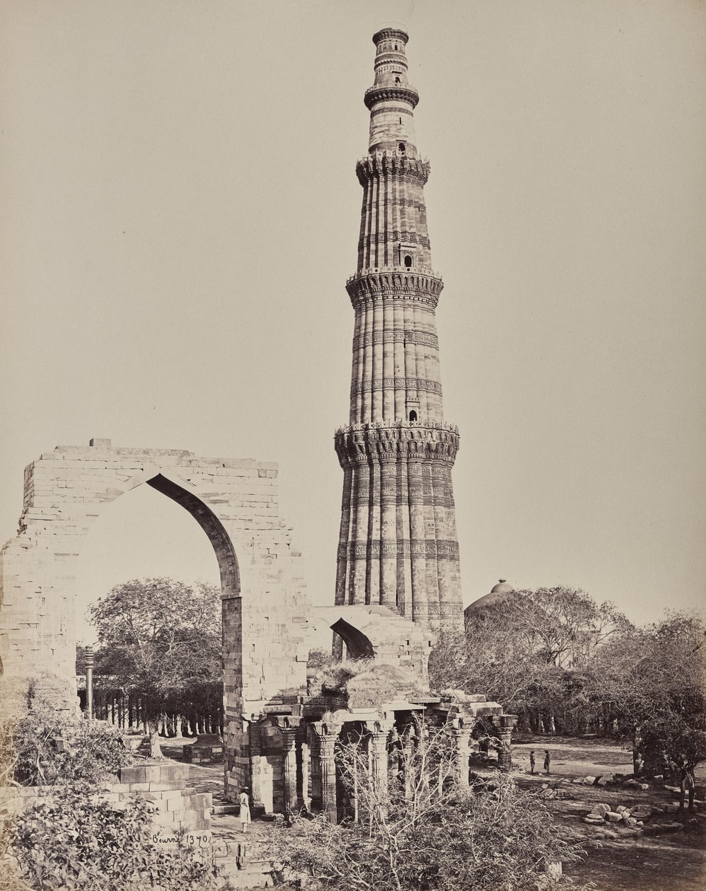 Delhi. Kootub Minar eller tårnet i ruinbyen Gamle Delhi af Samuel Bourne