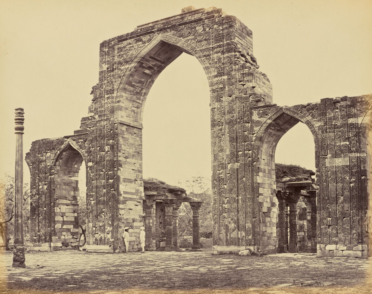 Delhi; Kutub Minar, den store bue og jernsøjlen af Samuel Bourne