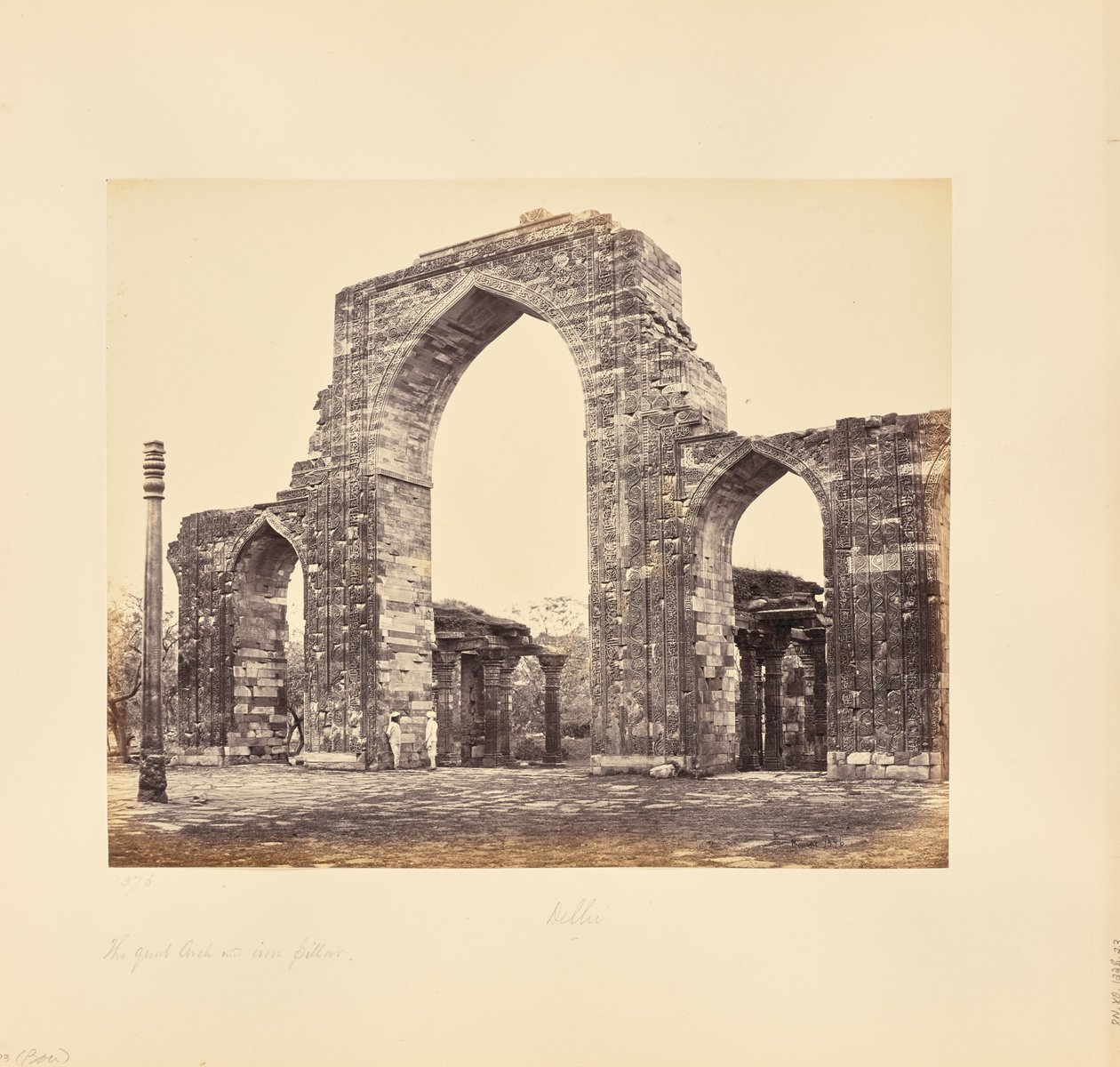 Delhi; Kutub Minar, den Store Bue og Jernsøjlen af Samuel Bourne