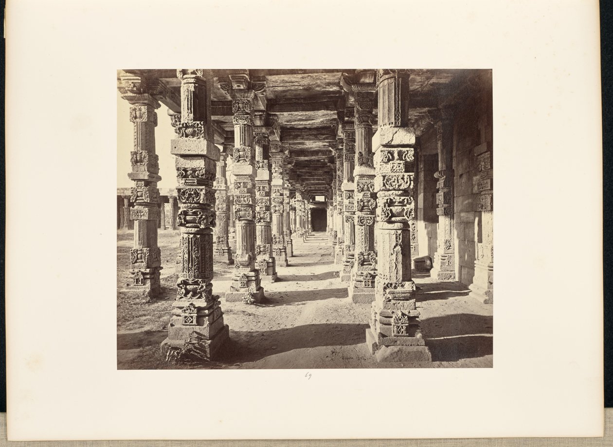 Delhi; Kutub Minar, indvendigt billede af den østlige søjlegang af Samuel Bourne