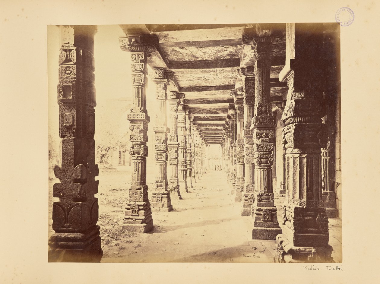 Delhi; Qutb Minar, interiørbillede af den nordlige søjlegang af Samuel Bourne
