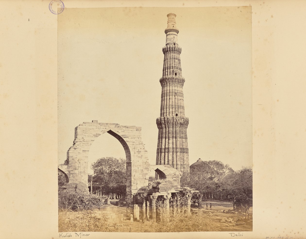 Delhi; Kutub Minar med Den Store Bue, set fra vest af Samuel Bourne