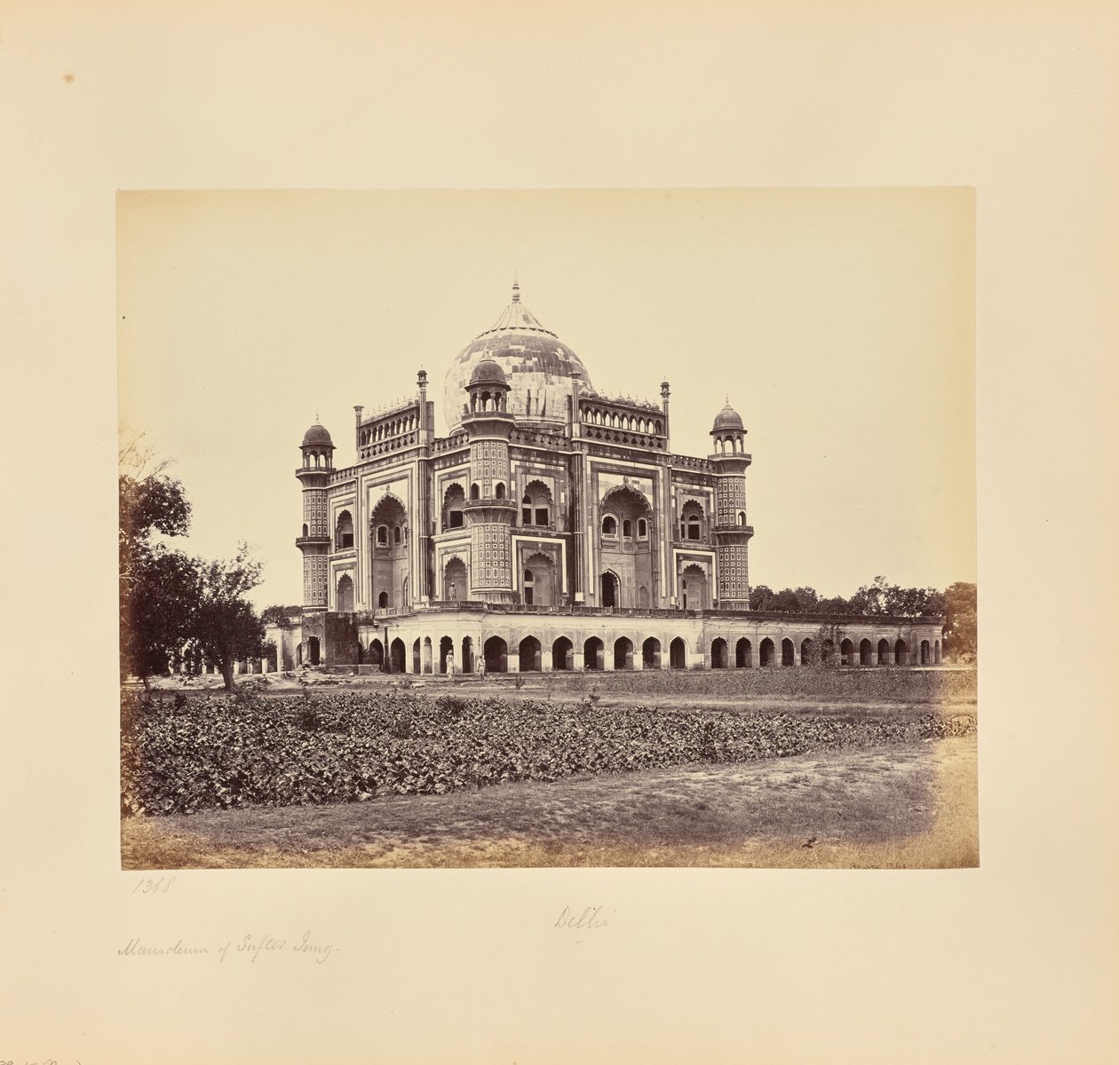 Delhi; Safdar Jungs mausoleum af Samuel Bourne
