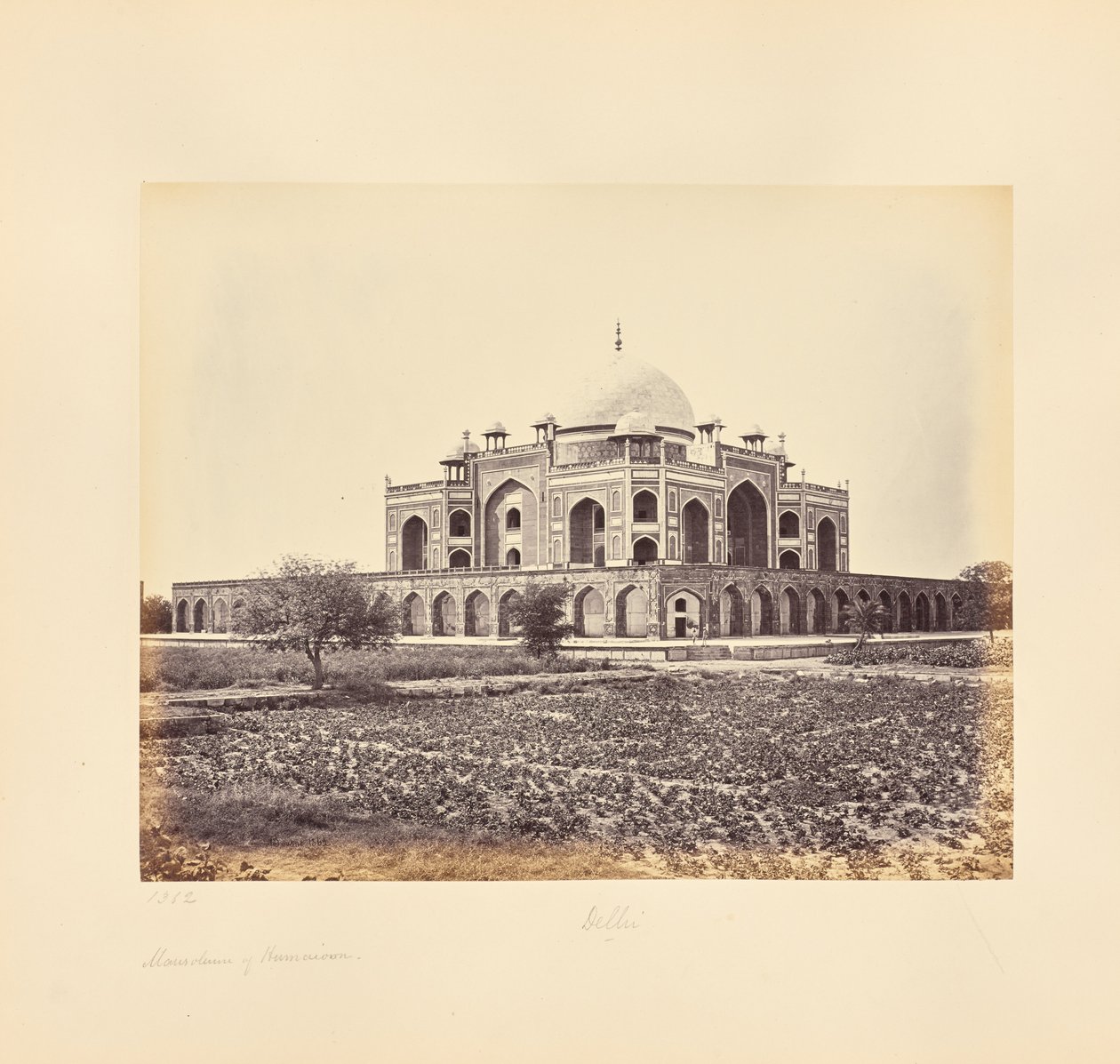 Delhi; kejser Humayuns mausoleum af Samuel Bourne