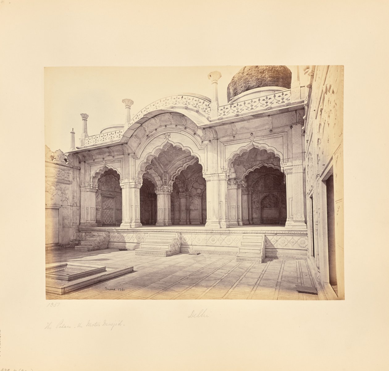 Delhi; paladset, Moti Masjid (Perlemoskeen) af Samuel Bourne