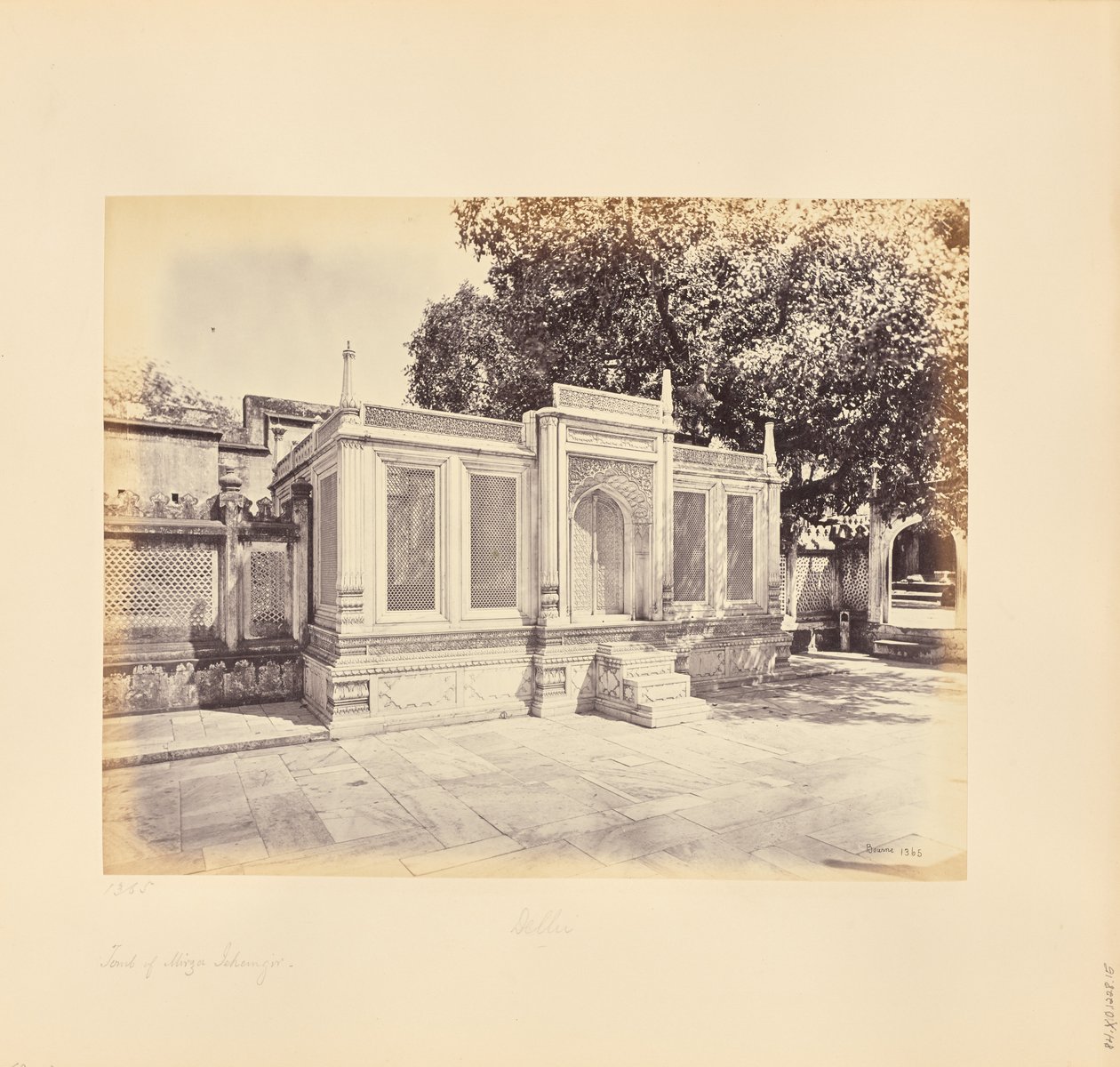 Delhi; Mirza Jehangirs grav. Dette er et stykke smukt marmorarbejde af Samuel Bourne