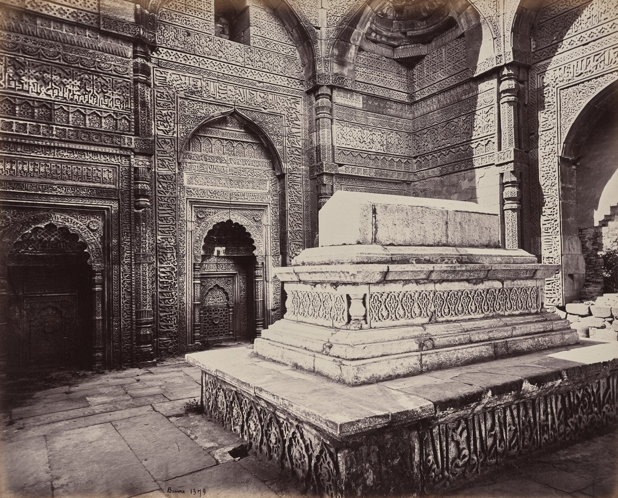 Delhi. Kejser Shums ooo deen Allomshs grav, bygmester for Qutb Minar i ruinerne af det gamle Delhi af Samuel Bourne