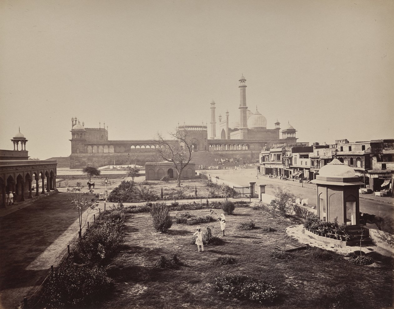Delhi. Udsigt over nordsiden af Jama Masjid, det vigtigste muslimske gudshus af Samuel Bourne
