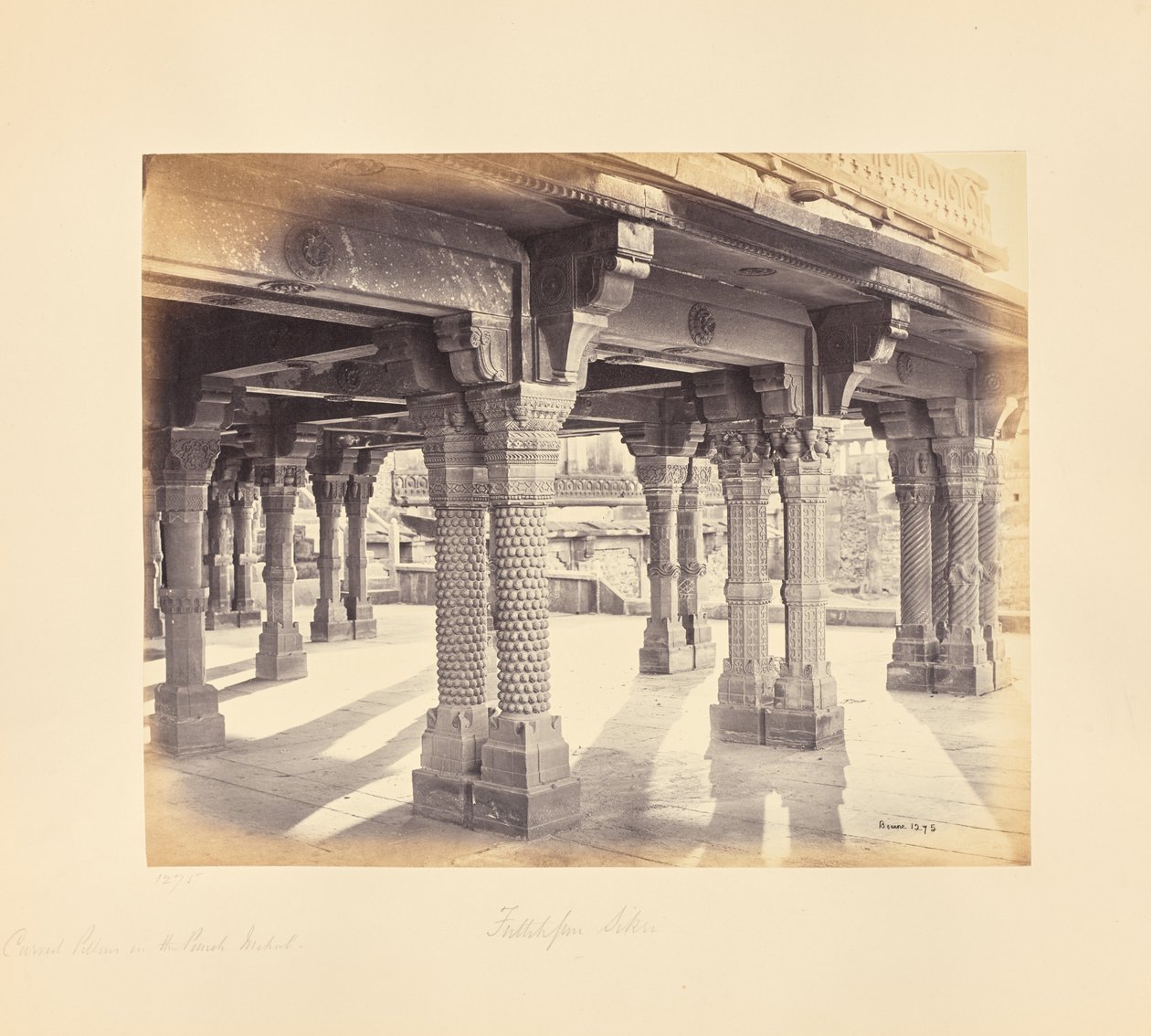 Fatehpur Sikri; udskårne søjler i Panch Mahal af Samuel Bourne