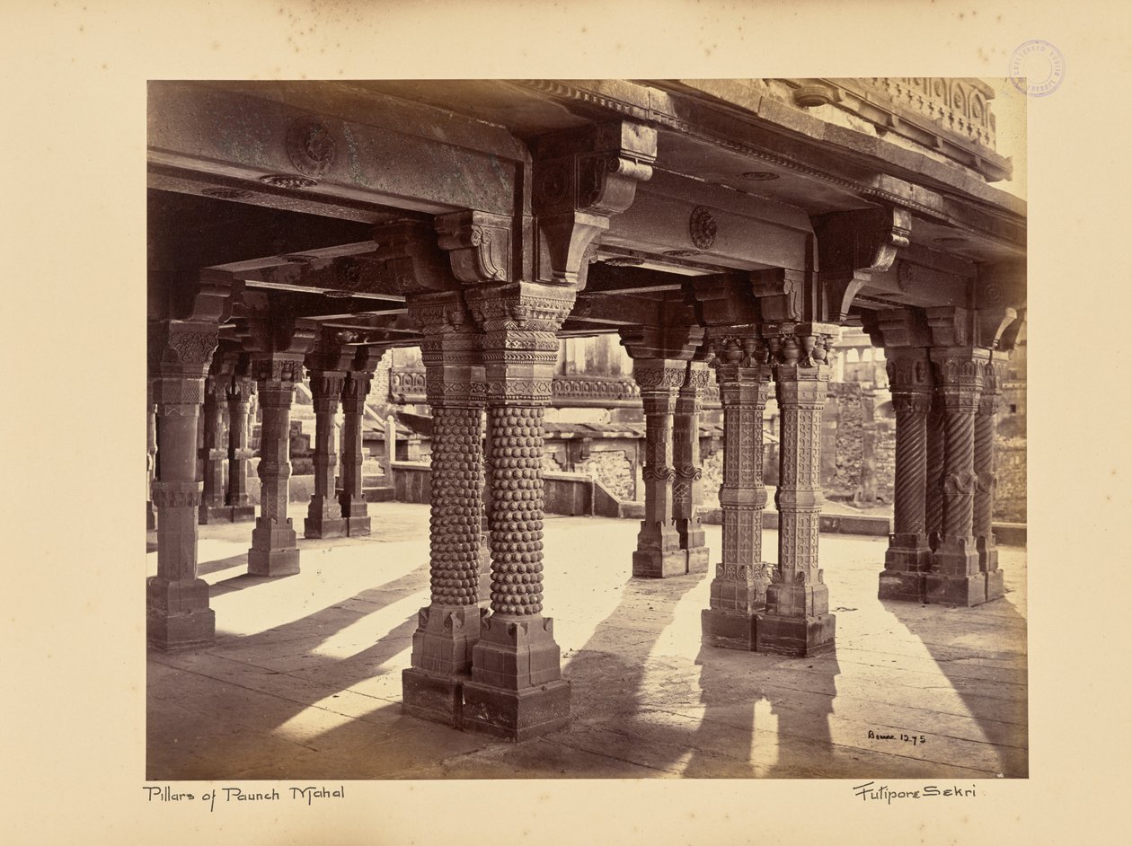 Fatehpur Sikri; udskårne søjler i Panch Mahal af Samuel Bourne