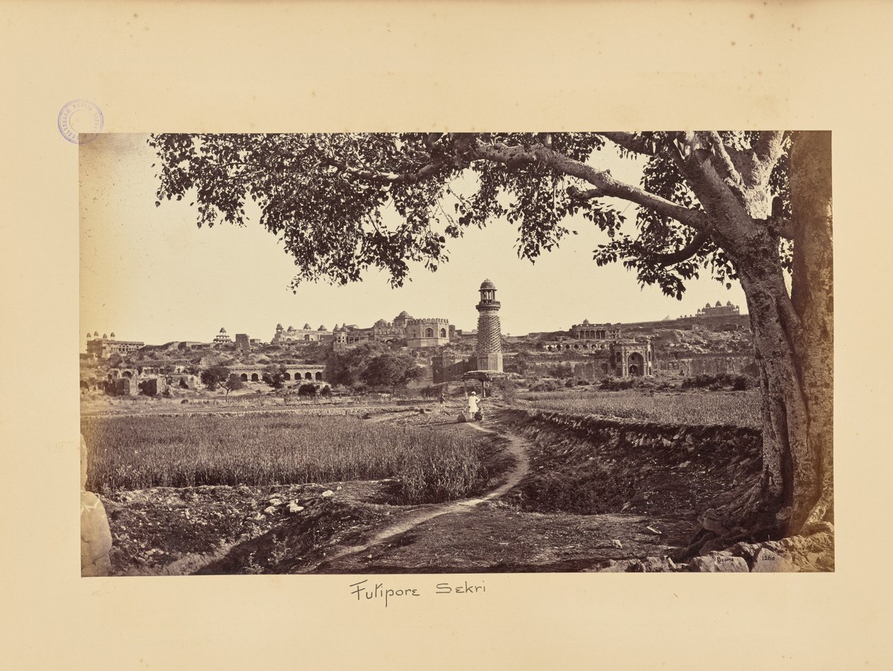 Fatehpur Sikri; oversigt over ruinerne (vestsiden), fra bakkens fod af Samuel Bourne