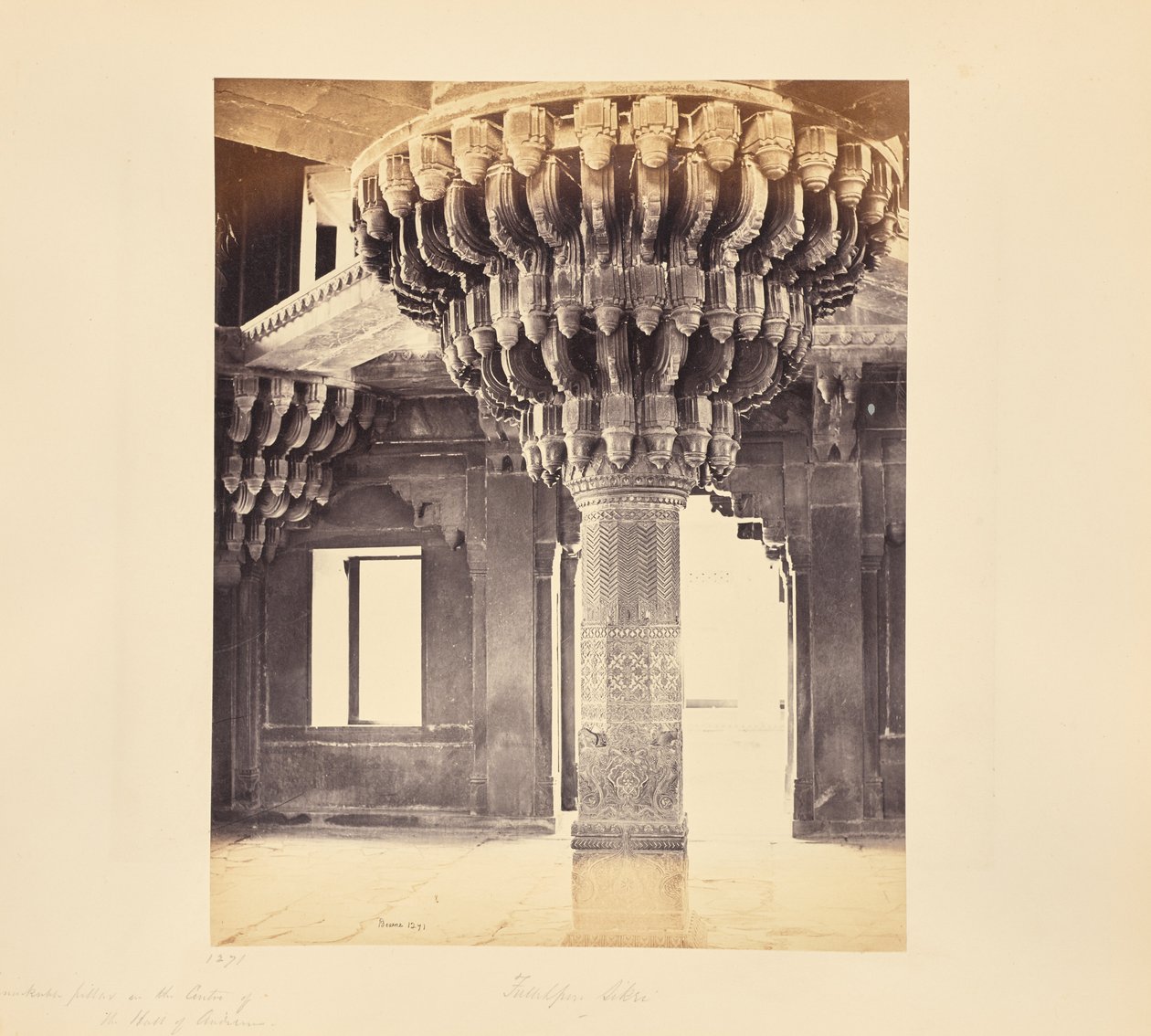Fatehpur Sikri; bemærkelsesværdig søjle i midten af Diwan-i-Khas eller audienssalen af Samuel Bourne