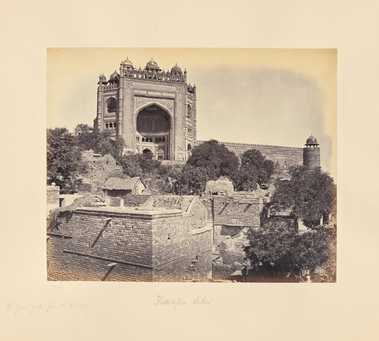 Fatehpur Sikri; den store port, set fra landsbyen af Samuel Bourne