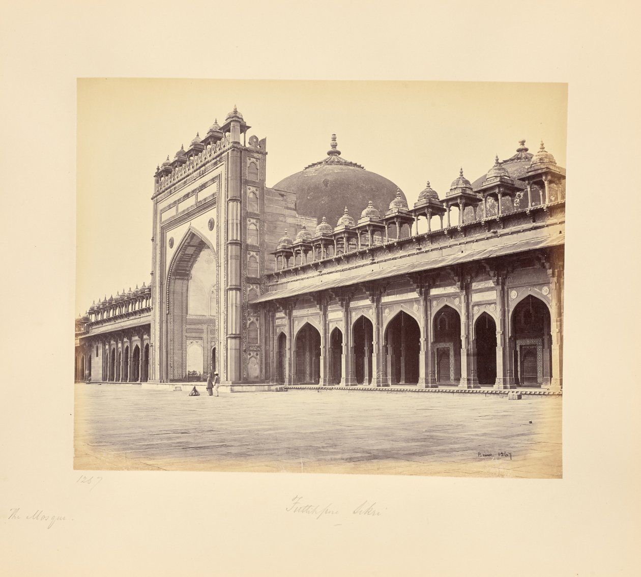 Fatehpur Sikri; moskeen på vestsiden af firkanten af Samuel Bourne