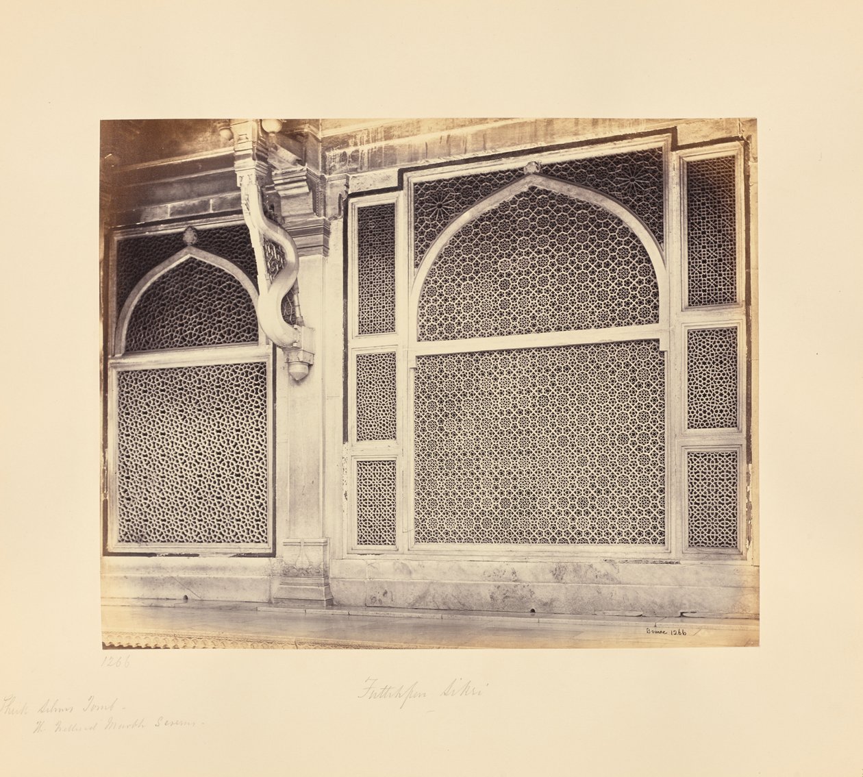 Fatehpur Sikri; to marmorgitre i Sheikh Selim Chishtis gravmæle af Samuel Bourne