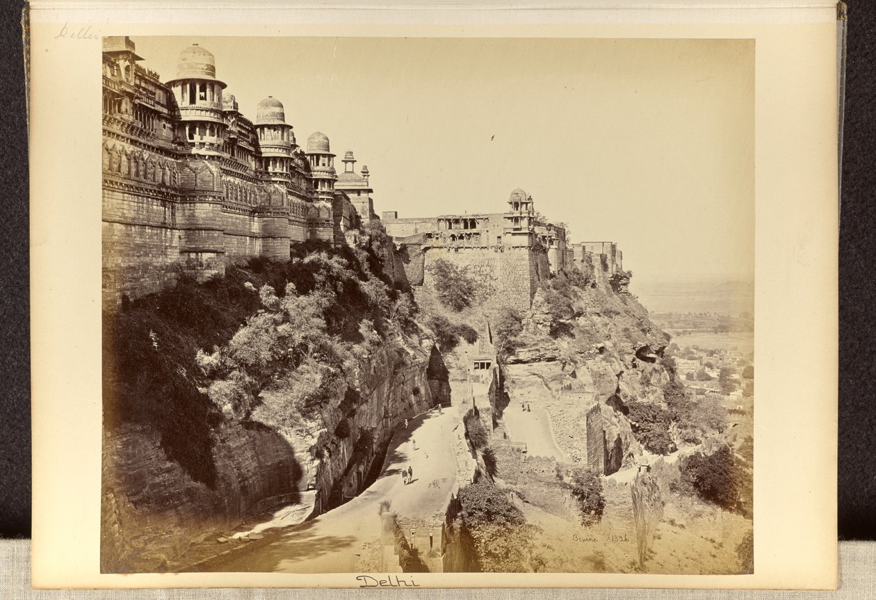 Gwalior; fortet, paladset og hovedindgangen af Samuel Bourne