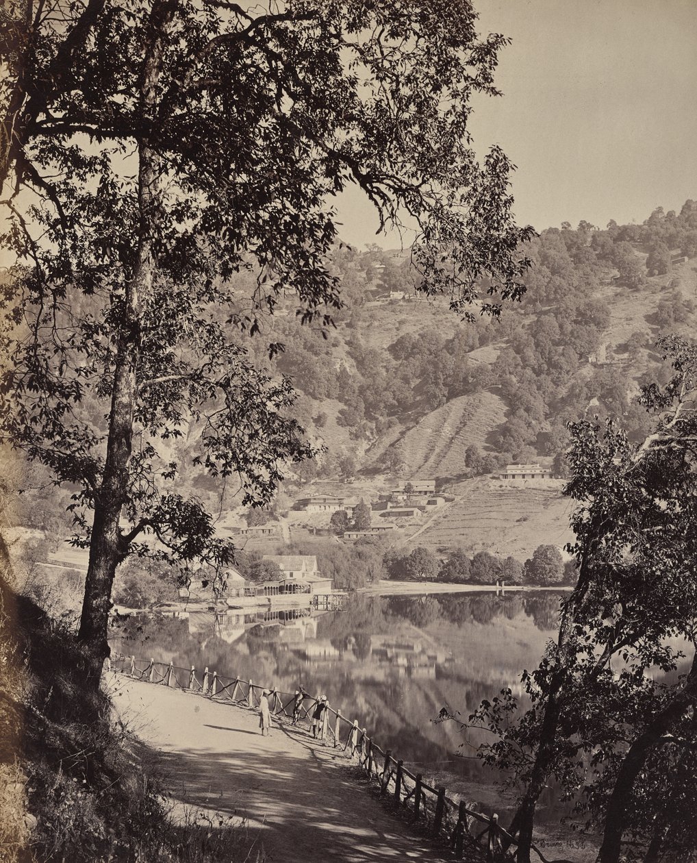 Hyree-søen. Bjergstation i Himalaya. Udsigt over Taj-søen med forsamlingslokaler, Lhutse af Samuel Bourne