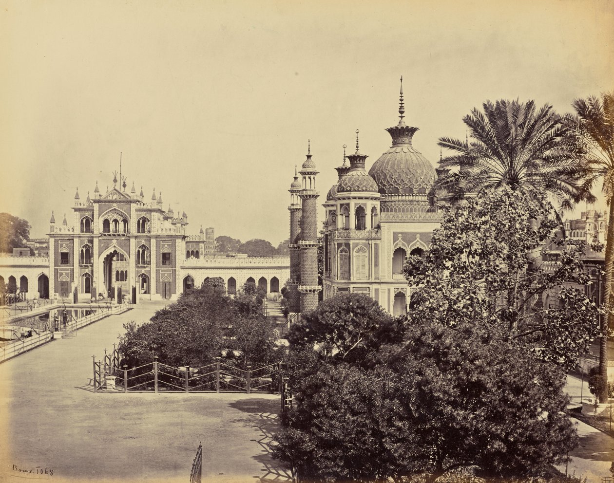 Lucknow; porten og haven ved Hooseinabad Imambara af Samuel Bourne