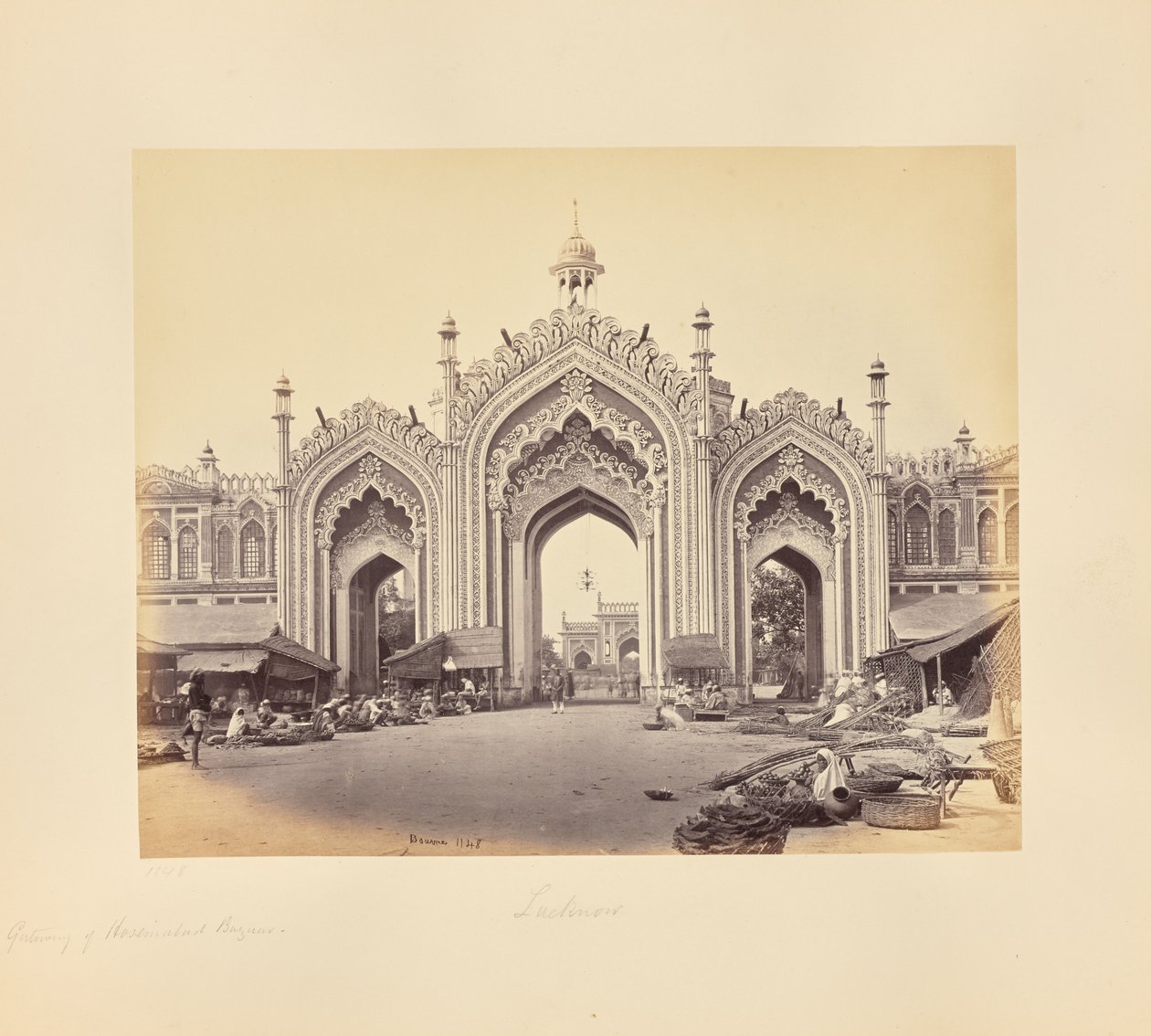 Lucknow; Porten til Hooseinabad-basaren af Samuel Bourne