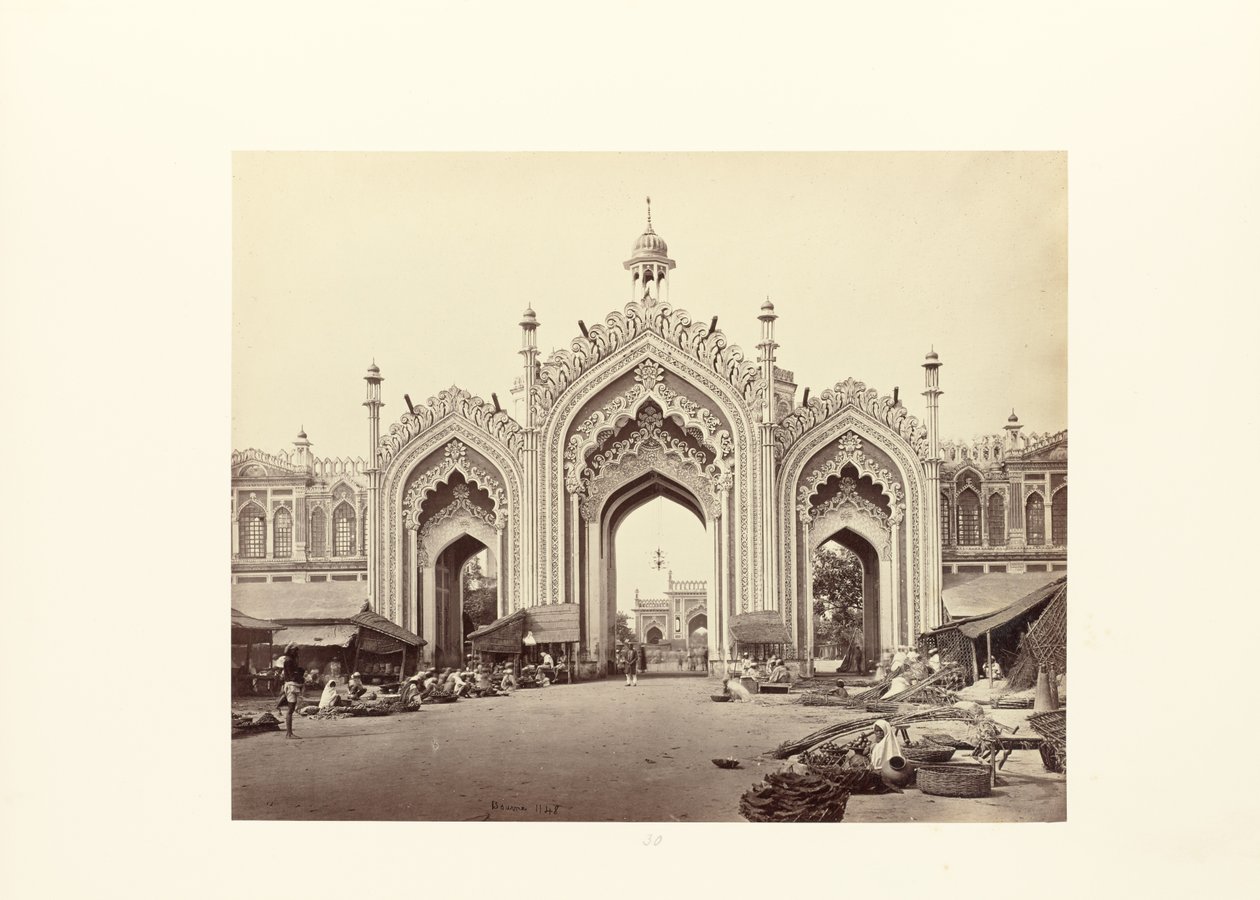 Lucknow; porten til Hooseinabad-basaren af Samuel Bourne