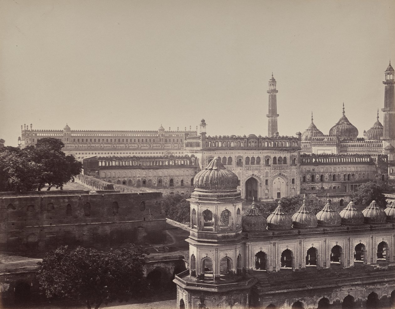 Lucknow. Den store imambara og moskéen af Samuel Bourne