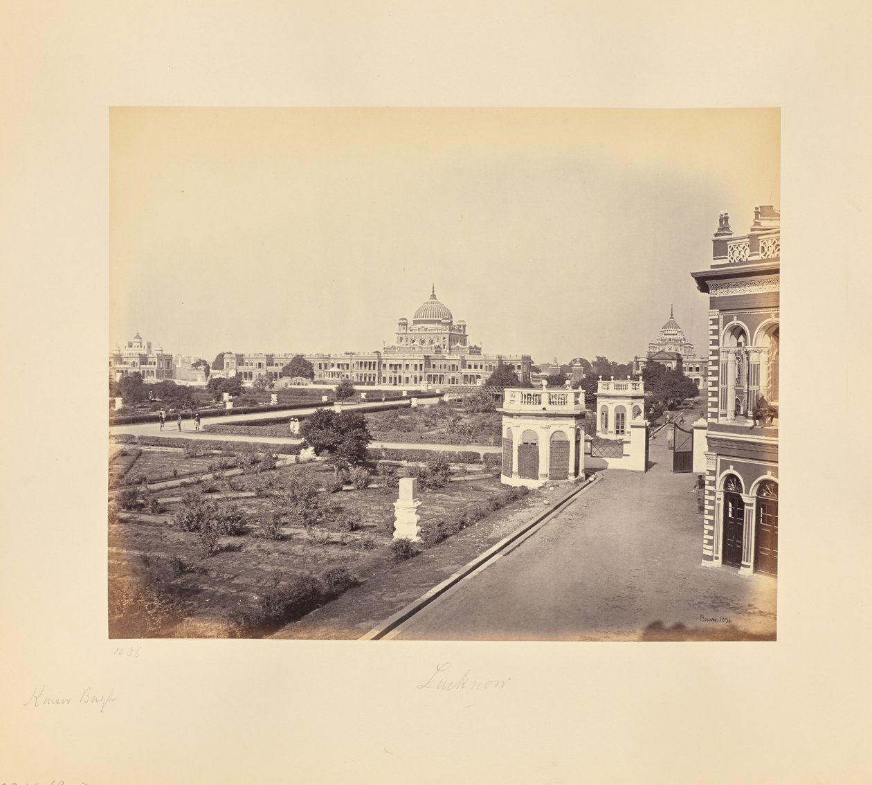 Lucknow; Kaiser Bagh af Samuel Bourne