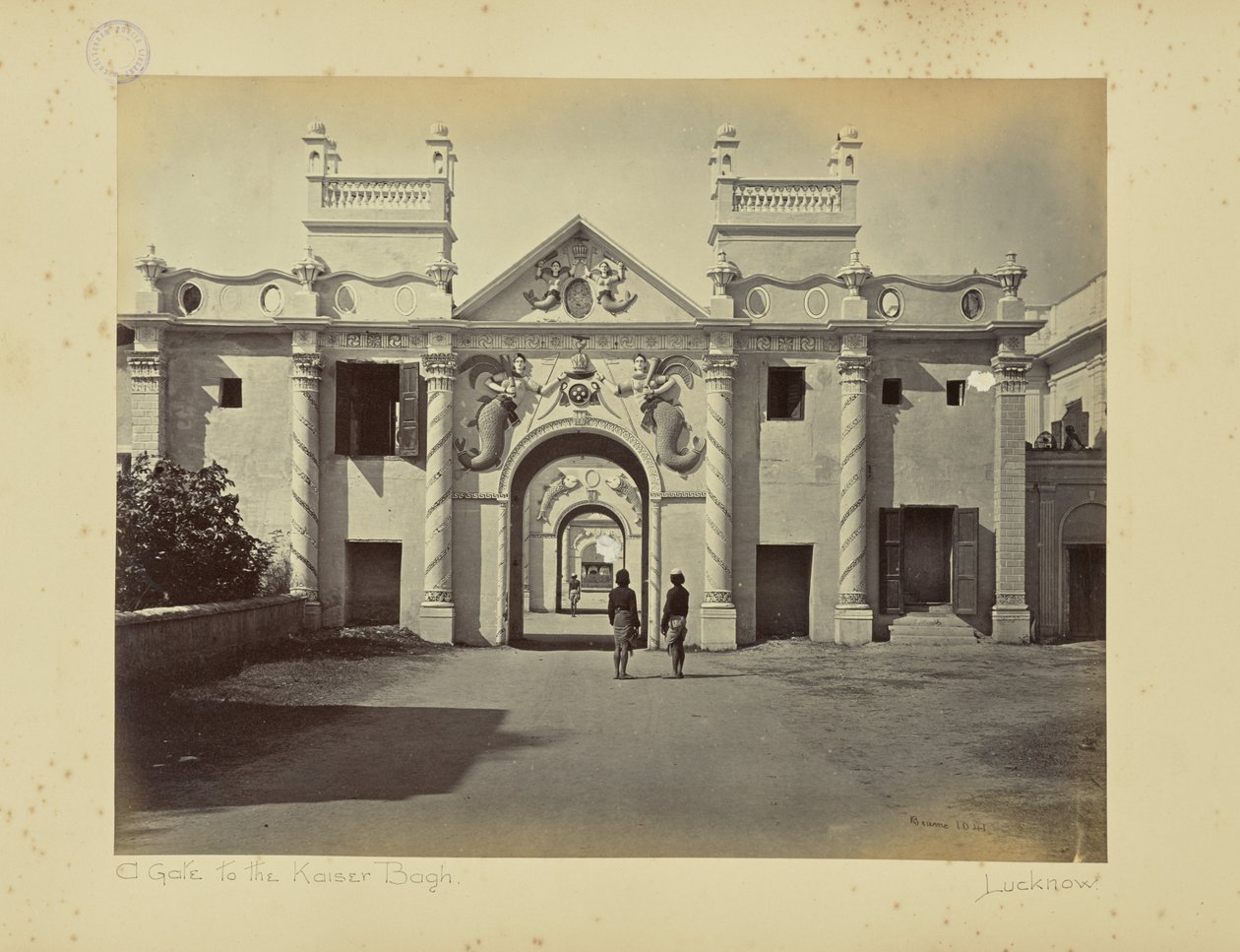 Lucknow; Havfrueporten, Kaiser Bagh af Samuel Bourne