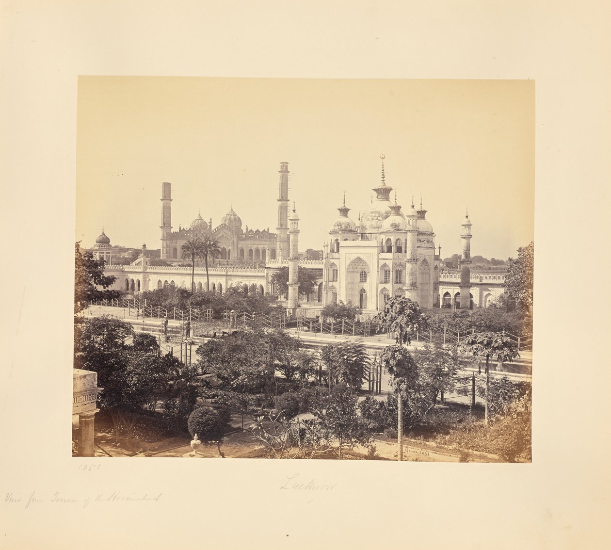 Lucknow; udsigt fra terrassen ved Hooseinabad Imambara af Samuel Bourne