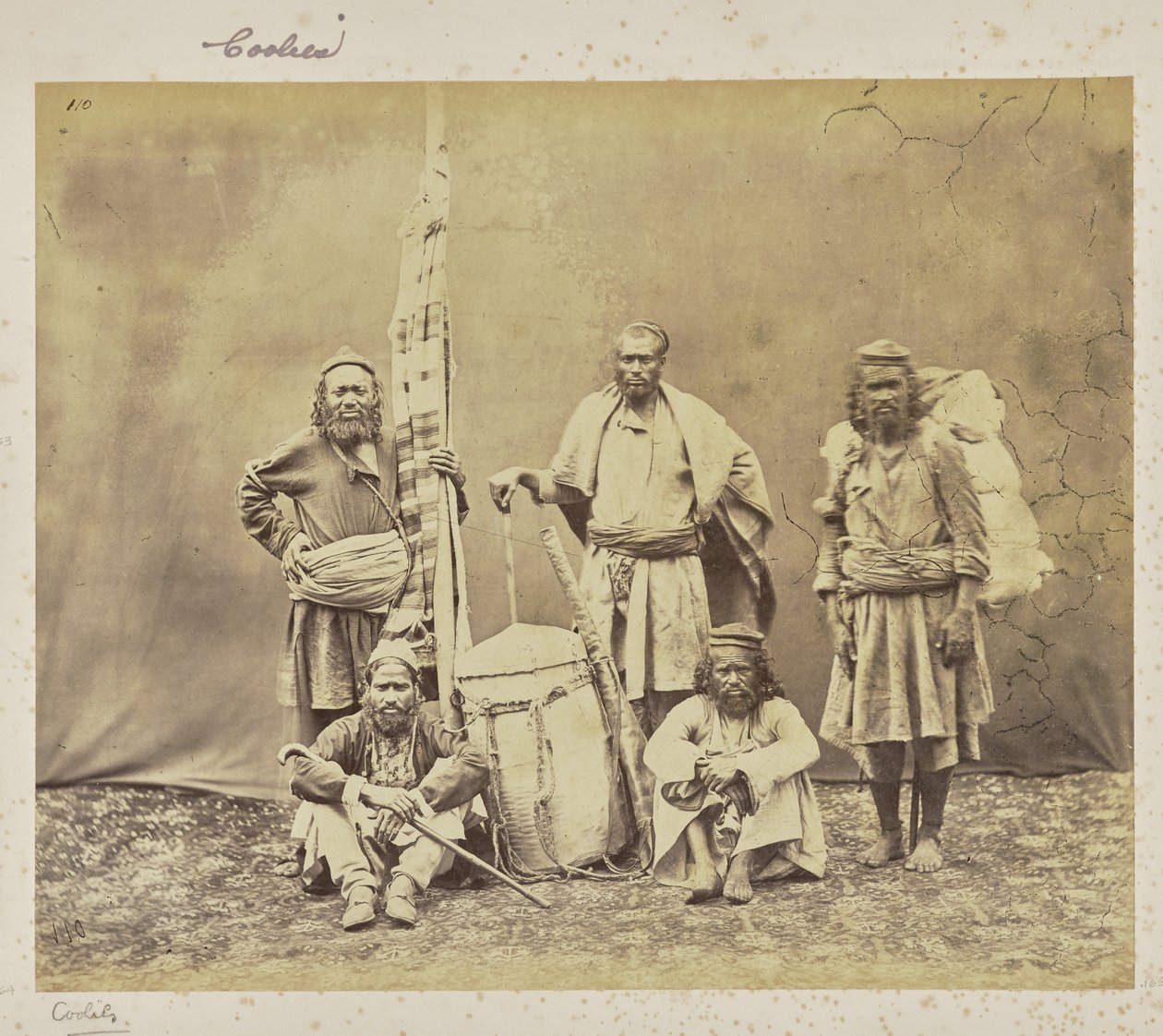 [Bjergarbejdere i Shimla med Khiltas og Dandy]. af Samuel Bourne