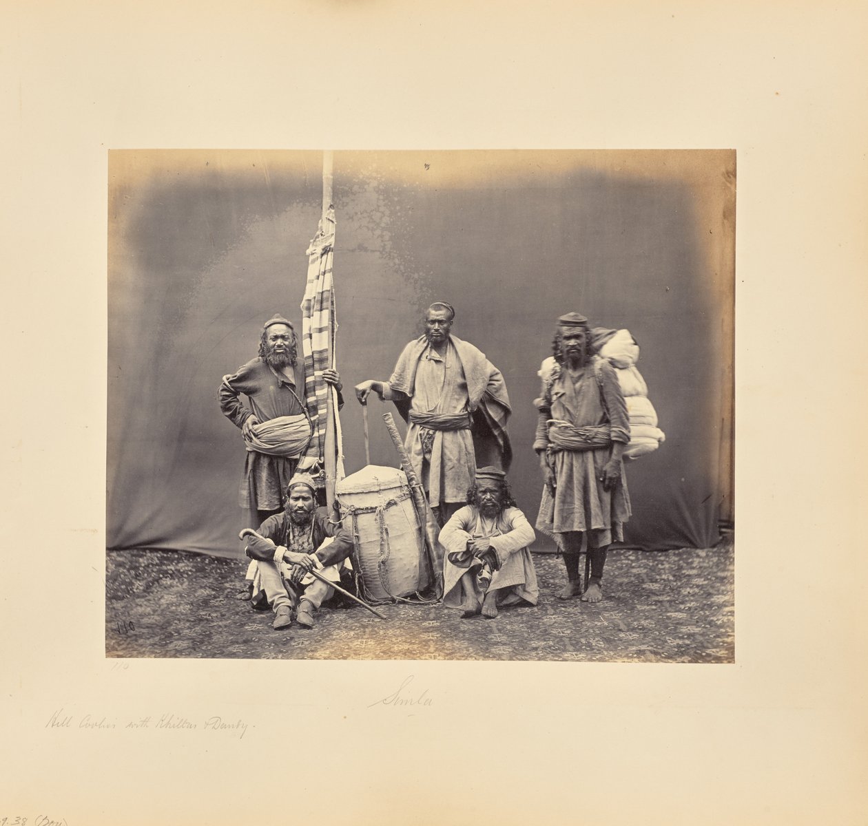 Bjergarbejdere i Shimla med khiltaer og bærestol af Samuel Bourne