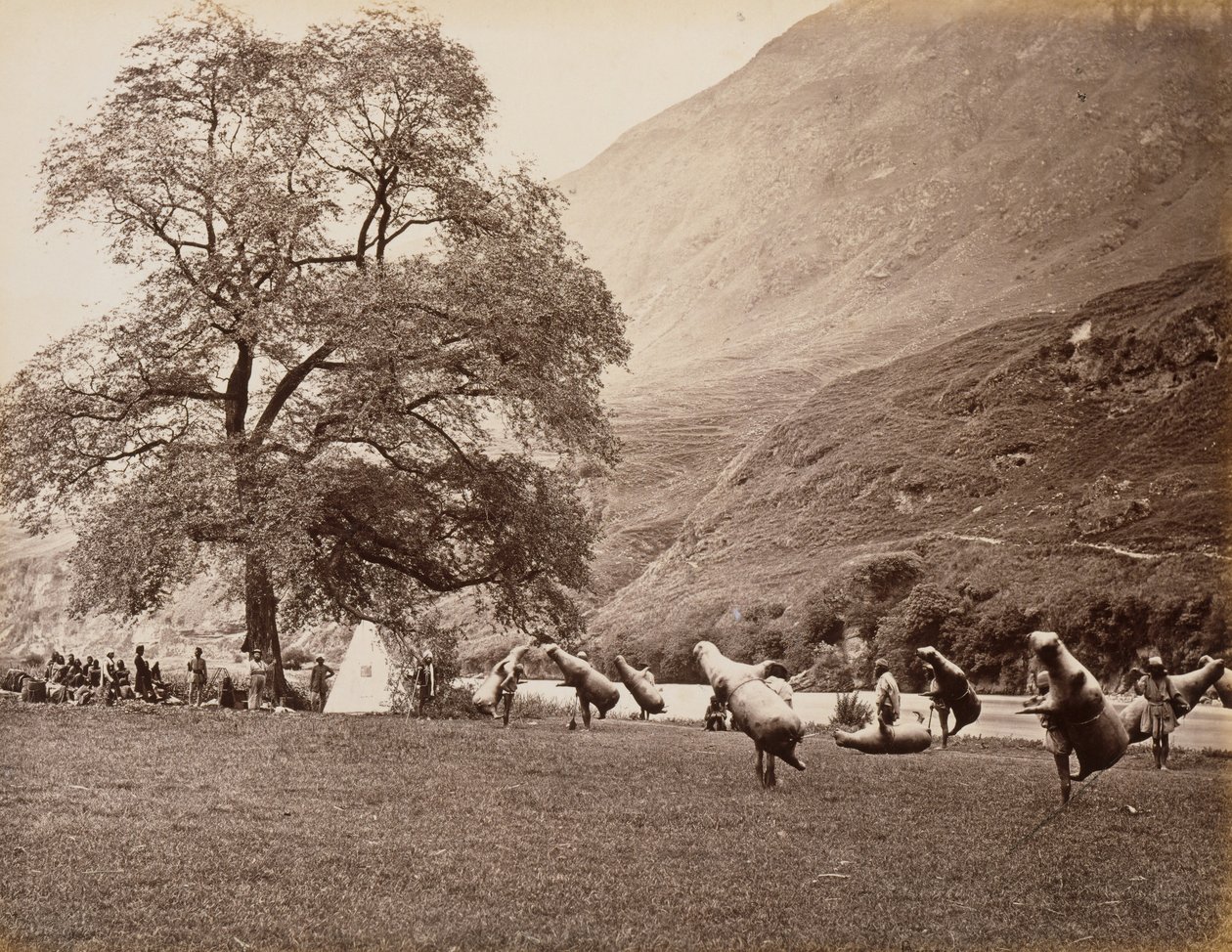 Mussucks for Crossing the Beas River Below Bajoura, 1866. af Samuel Bourne