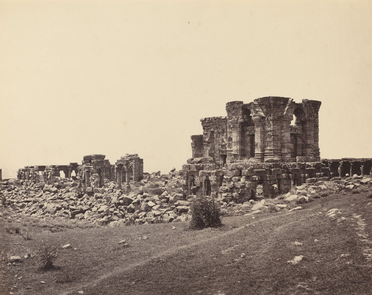 Ruinerne af Martand fra sydøst, ca. 1870. af Samuel Bourne