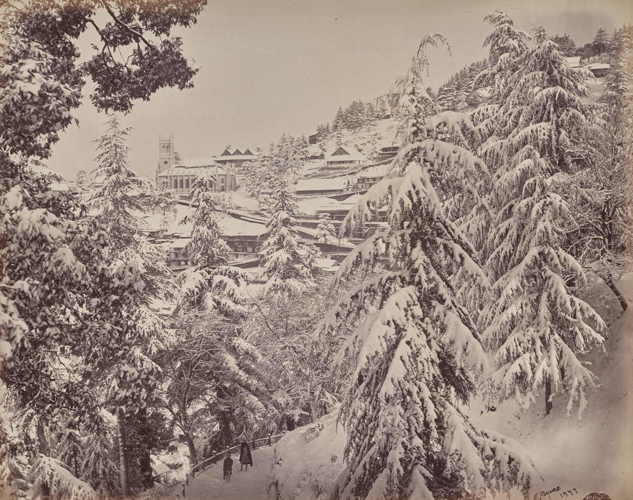 Shimla. Udsigt over kirken fra Mount Jakko mod vest med en del af Mall om vinteren af Samuel Bourne