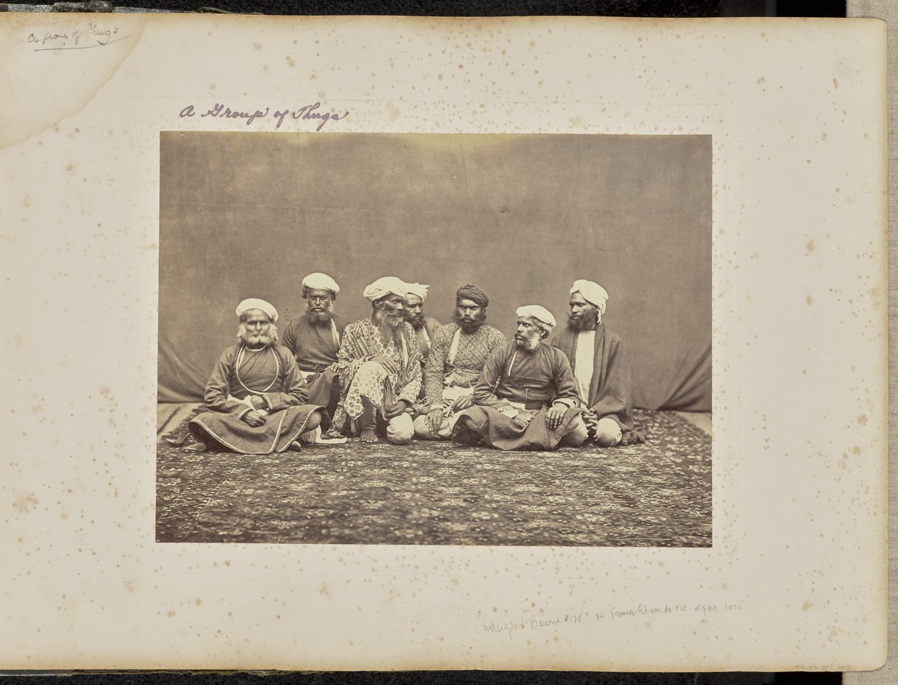 Simla; gruppe af thugs af Samuel Bourne