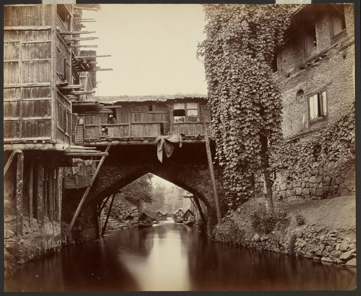 Srinagar; en bro over Marqual-kanalen af Samuel Bourne
